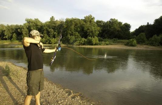 Bowfisherman shoots into lake
